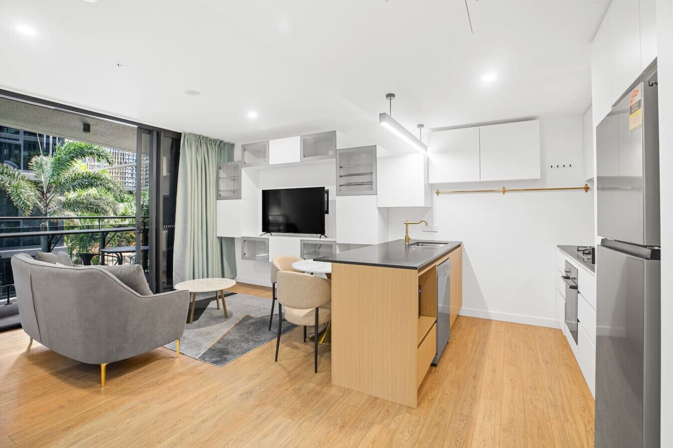 Kühlschrank, Mikrowelle, Ofen, Herdplatte