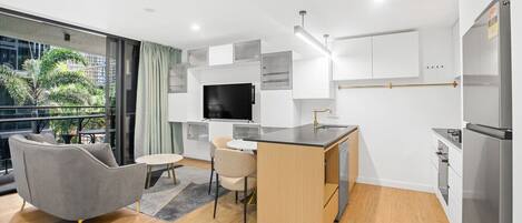 Kühlschrank, Mikrowelle, Ofen, Herdplatte