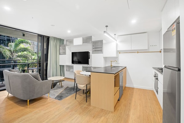 Een koelkast, een microgolfoven, een oven, een kookplaat