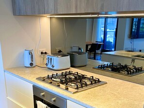 冷蔵庫、電子レンジ、オーブン、コンロ