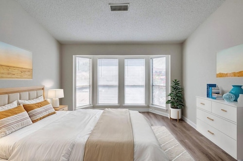 Modern Furnished Apartment in Prime Dallas Location