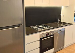 Jääkaappi, mikroaaltouuni, uuni, liesi