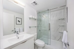 Dusche, Haartrockner, Handtücher, Seife
