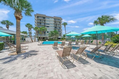 Coastal Lakehouse Condo on Siesta Key Public Beach