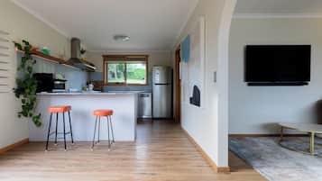 Een magnetron, een oven, een kookplaat, een vaatwasser