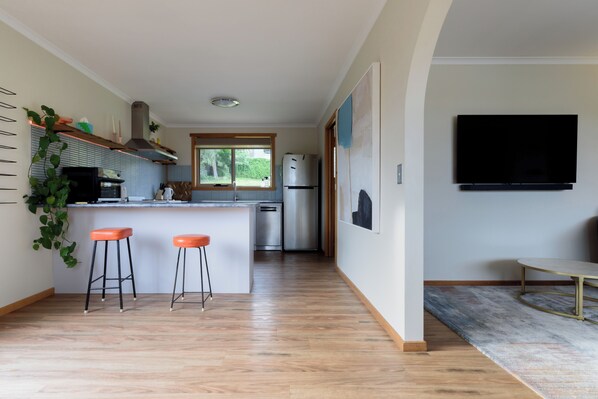 Four à micro-ondes, un four, surface de cuisson, lave-vaisselle