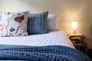 2 bedrooms, desk, iron/ironing board, WiFi