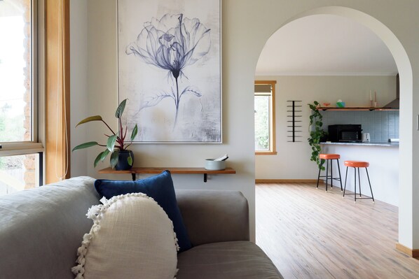 Una televisión, una oficina