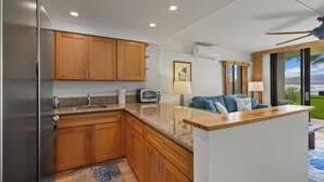 Una cocina moderna con armarios de madera, encimeras de granito y una isla integrada.