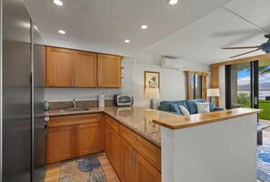 Una cocina moderna con armarios de madera, encimeras de granito y una isla integrada.