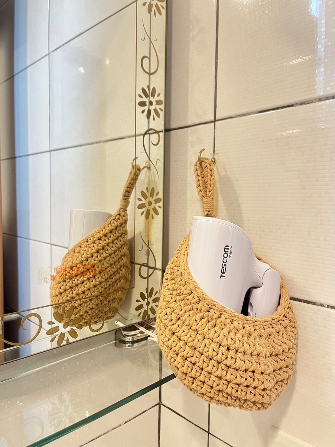 Un baño con pared de azulejos y repisa de vidrio.