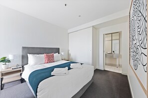 2 habitaciones, tabla de planchar con plancha, wifi y ropa de cama
