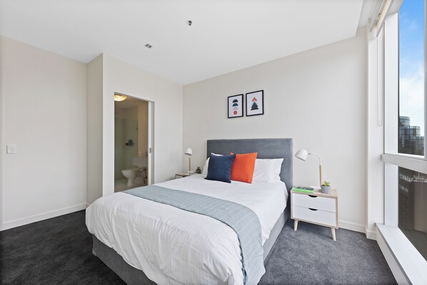 2 عدّة غرف نوم ومكواة/لوح كي وواي فاي وملاءات أسرّة