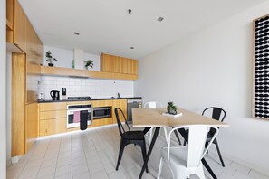 Mikrovågsugn, ugn, spishäll och diskmaskin