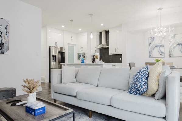 Smart TV, fireplace - Peaceful 3-bedroom house with WiFi in South Edmonton- 15 minutes to the airport (Edmonton)