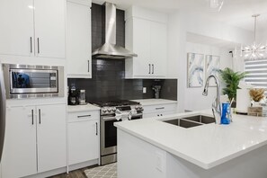 Microwave, oven, stovetop, dishwasher - Peaceful 3-bedroom house with WiFi in South Edmonton- 15 minutes to the airport (Edmonton)