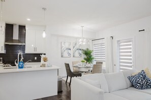 Smart TV, fireplace - Peaceful 3-bedroom house with WiFi in South Edmonton- 15 minutes to the airport (Edmonton)