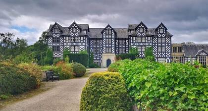 Honey Bee Cottage, Tiny House, Welshpool