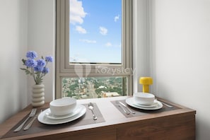 Appartement, 1 chambre, vue ville | Coin séjour | TV connectée de 43 pouces avec chaînes par câble, Netflix