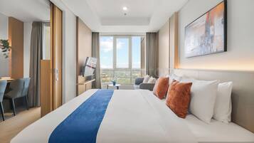 Une chambre d’hôtel avec un grand lit, un bureau, une chaise, une télévision et une fenêtre donnant sur la ville.