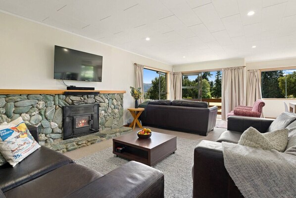 Televisión y chimenea 