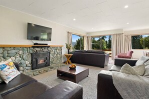 TV, fireplace