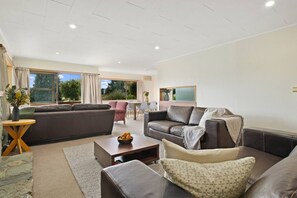 TV, fireplace - Wanaka Lakeview | Games Room | Sleeps 8 (Wānaka)