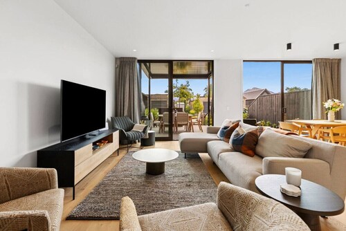 Wanaka New Luxury | Outdoor Fire |  Sleeps 8