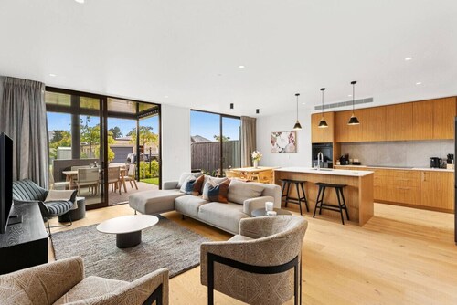 Wanaka New Luxury | Outdoor Fire |  Sleeps 8