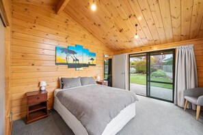 4 bedrooms, desk, WiFi, bed sheets - Family Stays | Private | Games Room | Sleeps 10 (Albert Town)