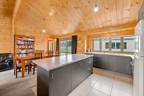 Kylskåp, mikrovågsugn, ugn och spishäll