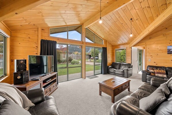 TV, books - Family Stays | Private | Games Room | Sleeps 10 (Albert Town)