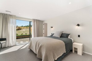 Desk, iron/ironing board, WiFi, bed sheets - Wanaka Views | Outdoor area | Games room | Sleeps 8 (Wānaka)