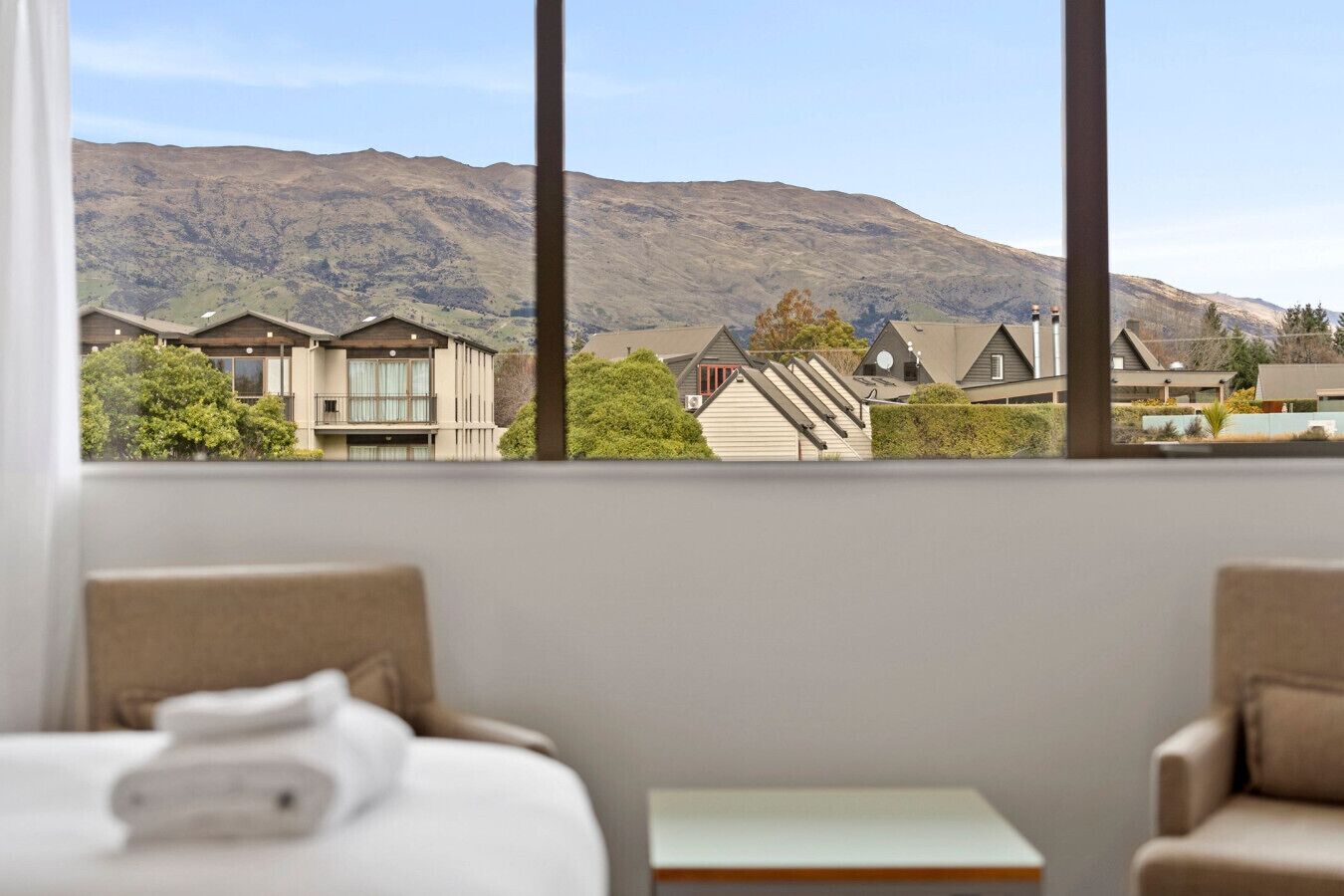 2 bedrooms, desk, iron/ironing board, WiFi