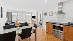 Un apartamento moderno con comedor, cocina y sala de estar.