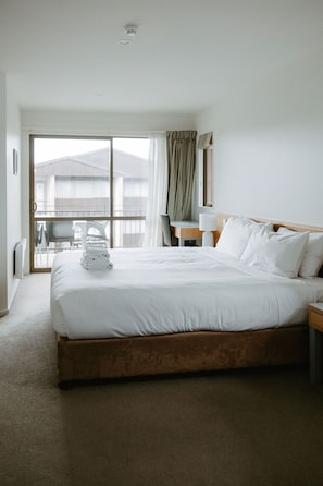 Desk, iron/ironing board, WiFi, bed sheets