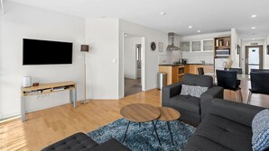 Un apartamento moderno con sala de estar, comedor y cocina.