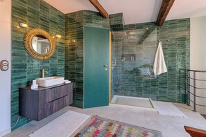 Dusche, Haartrockner, Handtücher