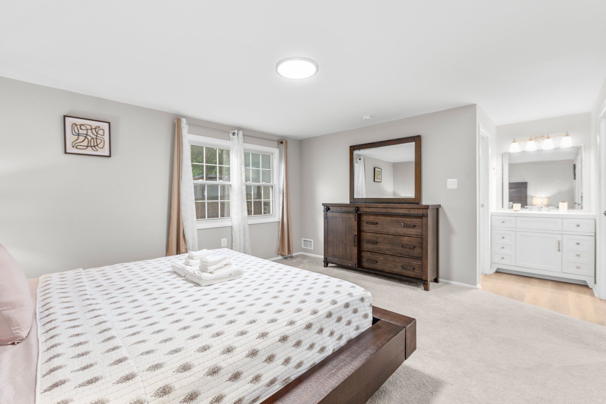 4 bedrooms, iron/ironing board, WiFi, bed sheets