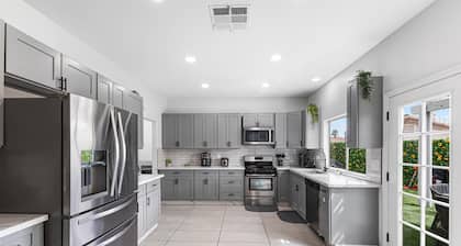 30% Off! Luxury Haven w/Heated Pool & Spa! Pets OK