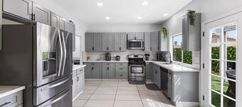 30% Off! Luxury Haven w/Heated Pool & Spa! Pets OK