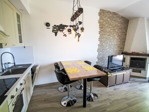 Réfrigérateur, four, lave-vaisselle, chaise haute