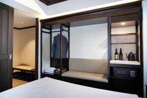 Executive Twin Room | Desk, free WiFi