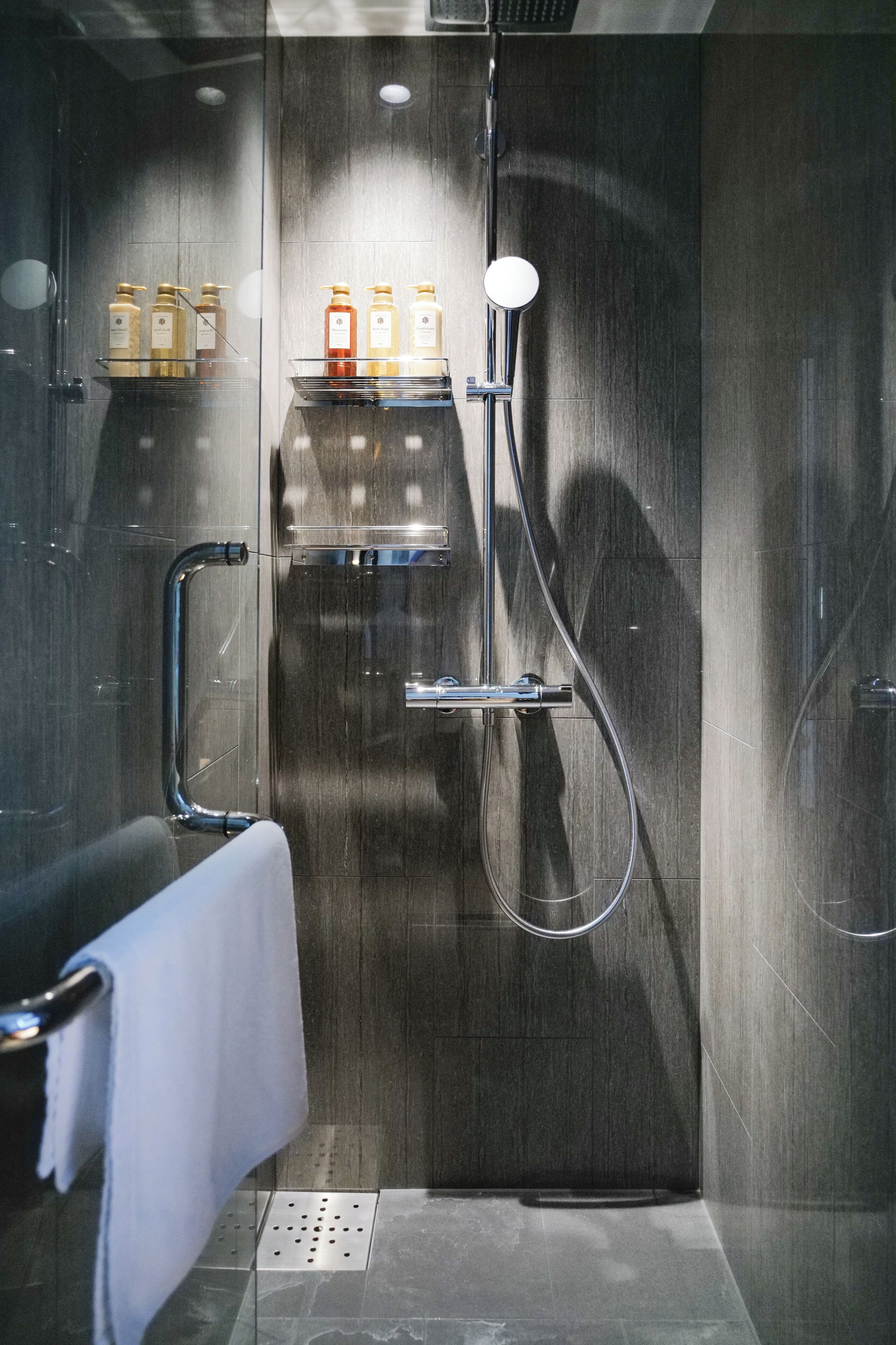 Een douche, een haardroger, badjassen, pantoffels