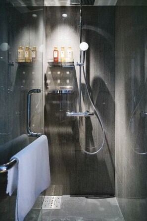 Een douche, een haardroger, badjassen, pantoffels