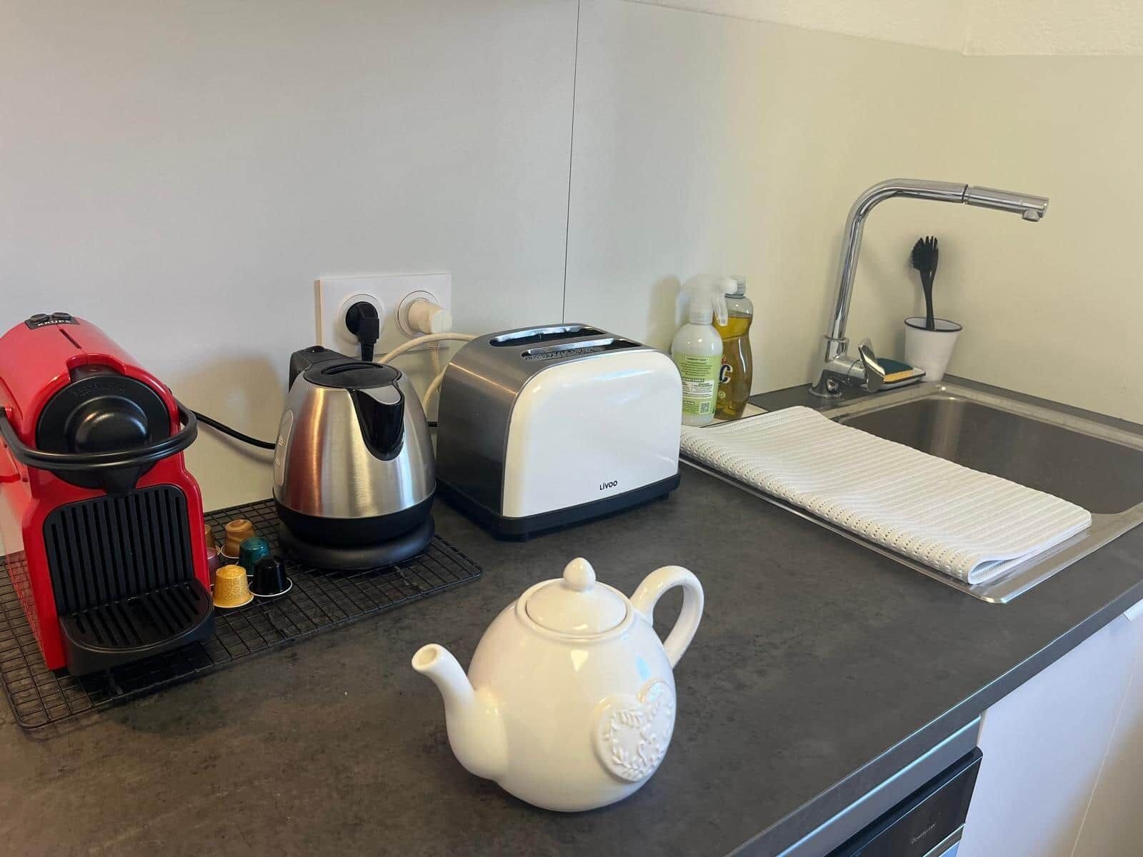 Réfrigérateur, micro-ondes, four, plaque de cuisson