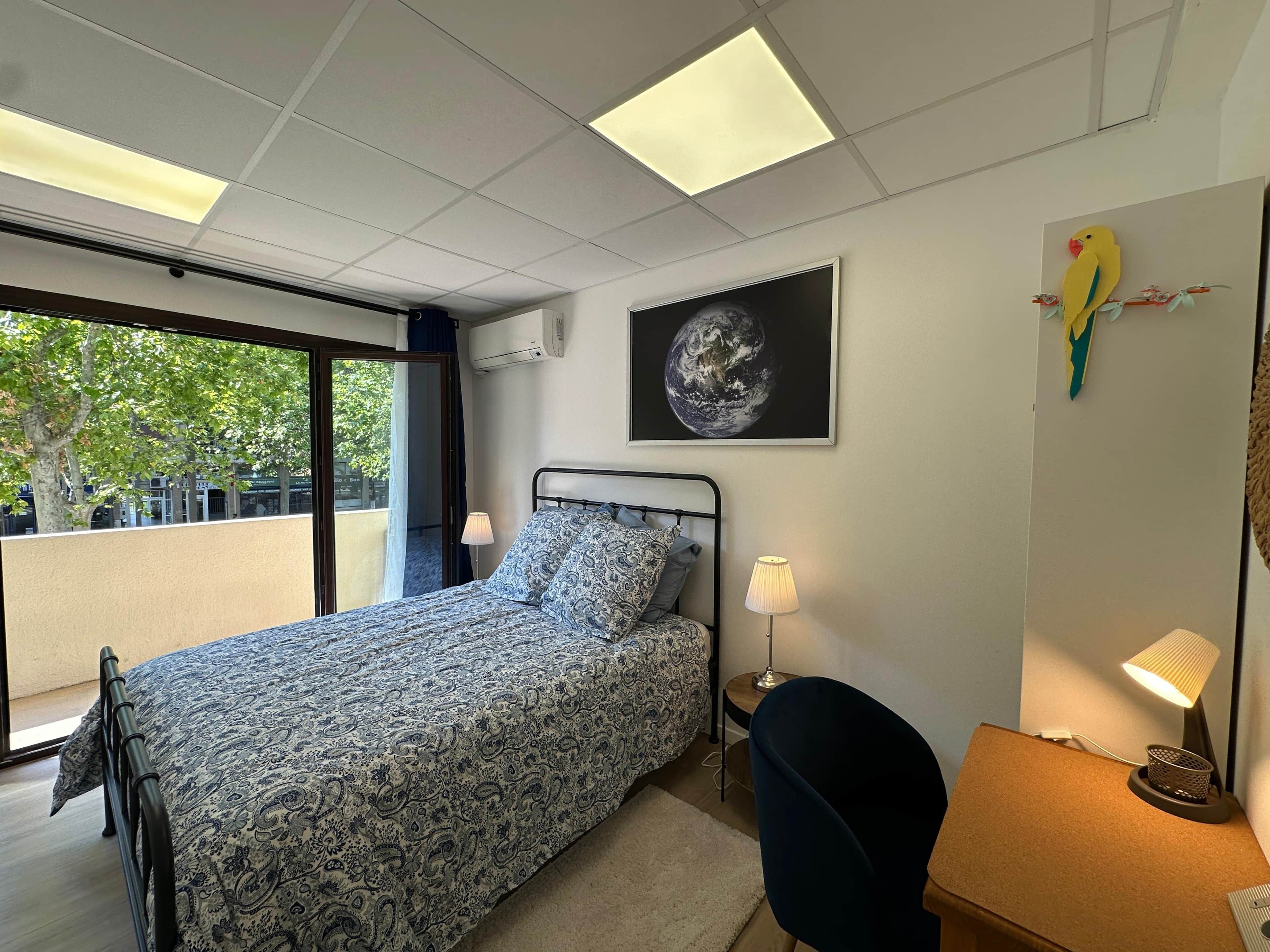 1 habitación, escritorio, tabla de planchar con plancha y cuna de viaje 