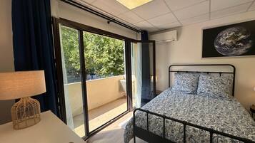 1 slaapkamer, een strijkplank/strijkijzer, gratis wifi, beddengoed