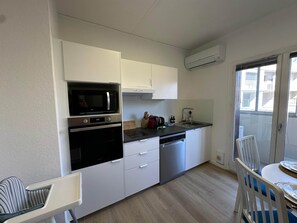 Fridge, microwave, oven, stovetop - L'étape Aixoise - Terrace apartment car park Rotonde centre (Aix-en-Provence)