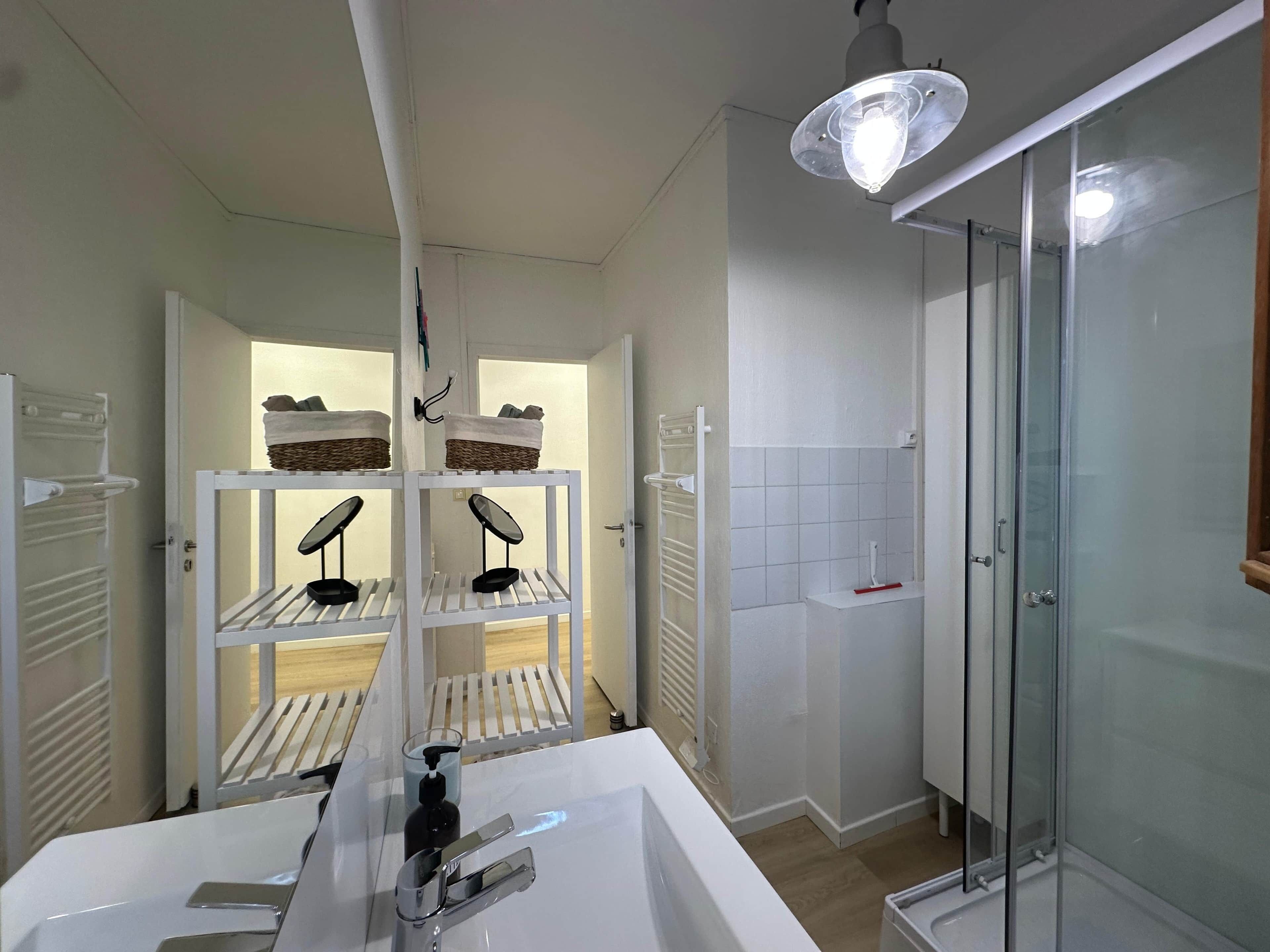 Een douche, een haardroger, handdoeken, zeep